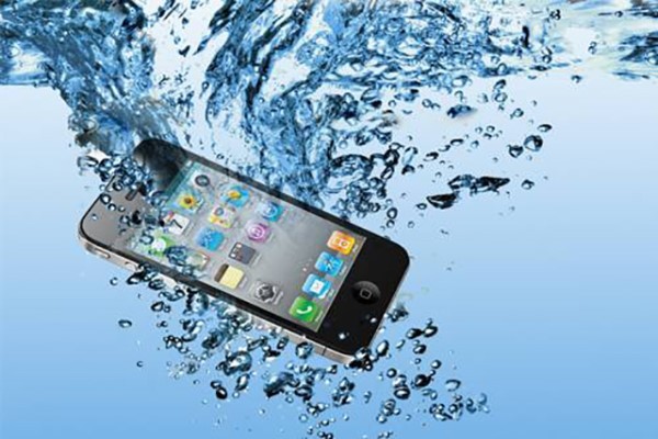 Thói quen sai lầm của người dùng khi xử lý điện thoại bị nhúng nước